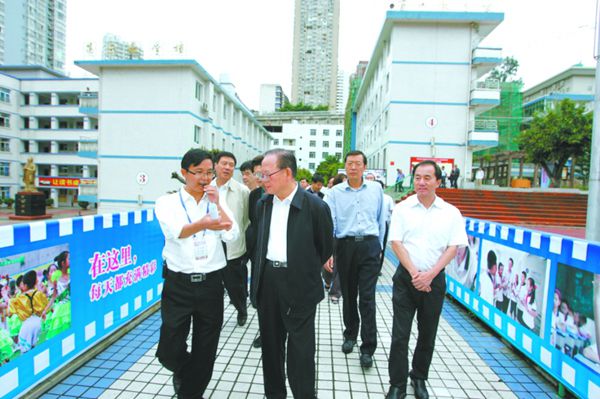 9月12日，全國政協(xié)常委、教科文衛(wèi)體委員會主任張玉臺率全國政協(xié)教科文衛(wèi)體委員會慰問團來到市實驗學(xué)校,為教師們送上節(jié)日的祝福。.jpg
